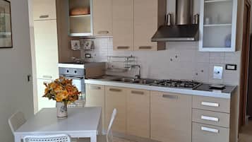 Frigorifero, microonde, forno, piano cottura