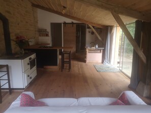 3 habitaciones, tabla de planchar con plancha y ropa de cama