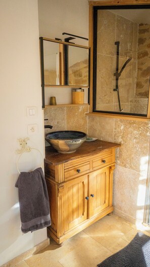 Shower, towels, soap, shampoo - Logements Nature et Soins Pour se Ressourcer (Saint-Antonin-Noble-Val)
