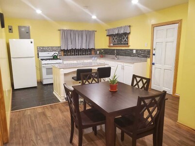 Charming 2-Bedroom Apartment with AC, WiFi and Parking space inGeorgetown