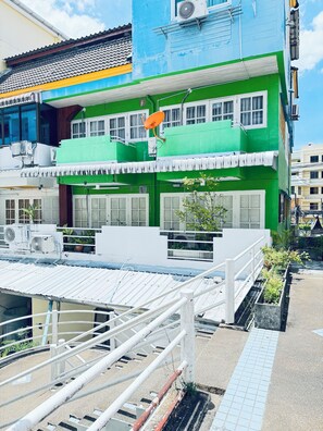 Familjelägenhet - 3 sovrum - utsikt mot staden - vid stranden | Minibar, skrivbord, arbetsyta för laptop och strykjärn/strykbräda