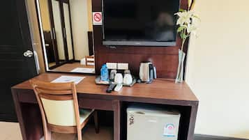 迷你吧、办公桌、熨斗/熨板、免费 WiFi