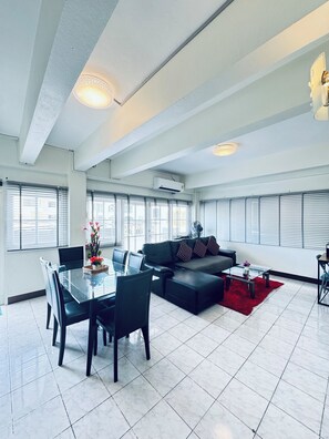 Familieleilighet, 3 soverom, byutsikt, ved stranden | Oppholdsområde | En 32-tommers LCD-TV med kabel-kanaler