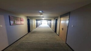 A long, carpeted hallway with doors on both sides, leading to rooms. - GreenTree Inn Express Hotel (Suqian Xiangwang East Road Suyu Bureau of Education Branch) (Suqian)