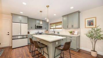 Een koelkast, een magnetron, een oven, een vaatwasser