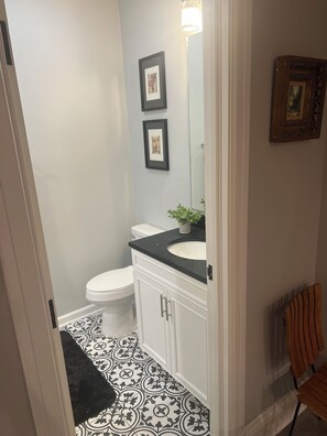 Sèche-cheveux, serviettes fournies, papier toilette