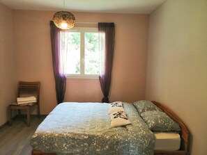 1 soverom, strykejern/-brett, wi-fi (inkludert) og sengetøy