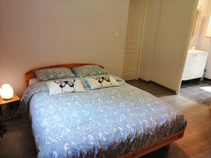 A bedroom with a bed, pillows, a bedside table, and a nightstand. - Chambre Individuelle Avec sdb (Bressolles)