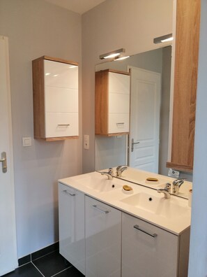 A modern bathroom with two sinks, a large mirror, and wooden cabinets. - Chambre Individuelle Avec sdb (Bressolles)