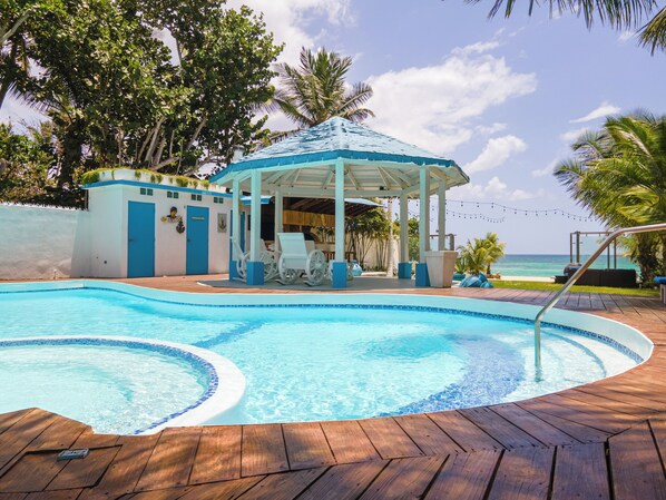 Pool - Spectacular Beach front villa, 5 bedrooms... a piece of paradise (Playa Juan Dolio)