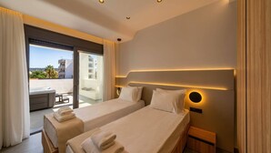 Una habitación de hotel moderna con dos camas, un balcón y vistas a la ciudad.