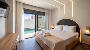 Una habitación de hotel moderna con una cama grande, televisor y balcón con vista a la piscina.