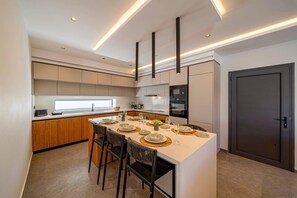 Mikrowelle, Geschirrspüler, Wasserkocher mit Kaffee-/Teezubehör