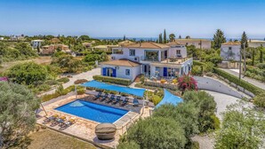 A large villa with a swimming pool, multiple bedrooms, and a view of the sea. - Villa Casa Moinho Azul by Villa Plus (Praia do Carvoeiro)