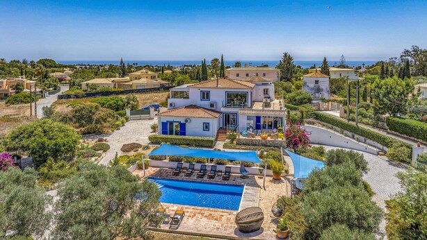 A large villa with a swimming pool, multiple bedrooms, and a view of the sea. - Villa Casa Moinho Azul by Villa Plus (Praia do Carvoeiro)