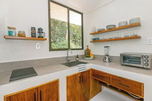 Refrigerador, horno, parrilla de estufa y cafetera y tetera 