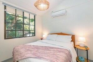 2 bedrooms, travel cot, free WiFi, bed sheets