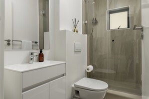 Dusche, Haartrockner, Handtücher, Seife