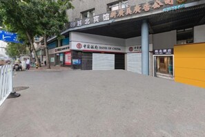 A street view with a closed bank and a building with a sign that reads 'Bank of China'. - Yuebei Hotel (Guangzhou)