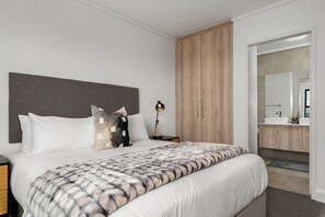 2 bedrooms, in-room safe, iron/ironing board, WiFi - Views From Century City Apartment (Cape Town)