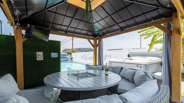 Outdoor dining - 8ft Deep Heated Pool, 9 Seat Medical Grade Jacuzzi, Mini-Golf & Chef’s Kitchen! (San Diego)