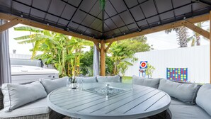 Outdoor dining - 8ft Deep Heated Pool, 9 Seat Medical Grade Jacuzzi, Mini-Golf & Chef’s Kitchen! (San Diego)