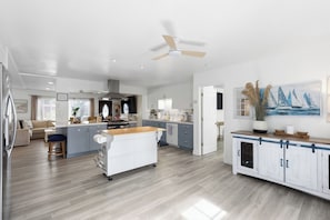 Coffee/tea maker, fridge, microwave, oven - 8ft Deep Heated Pool, 9 Seat Medical Grade Jacuzzi, Mini-Golf & Chef’s Kitchen! (San Diego)