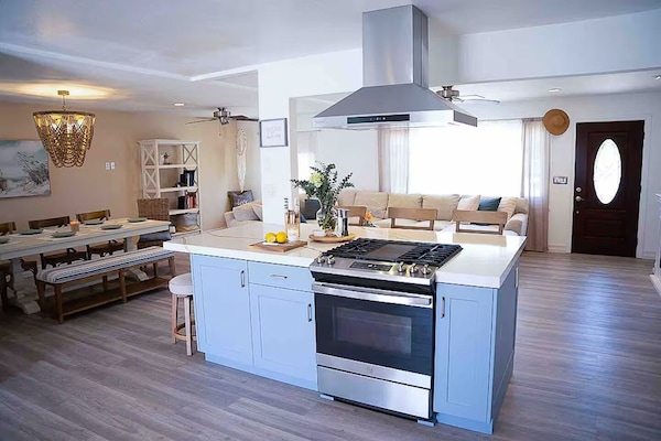 Geladeira, micro-ondas, fogão, cooktop