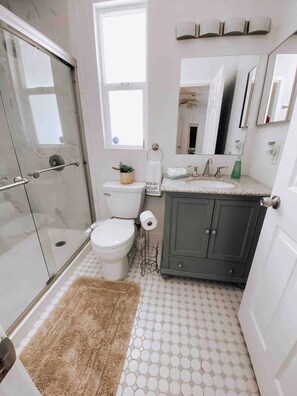 Dusche, Haartrockner, Bidet, Handtücher