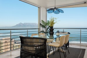 Outdoor dining - Stylish Blouberg Retreat with Stunning Views (Cape Town)