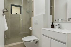 Dusche, Haartrockner, Handtücher, Seife