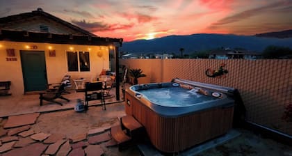 Casita para disfrutar el cielo nocturno dentro de una bañera con hidromasajes.
