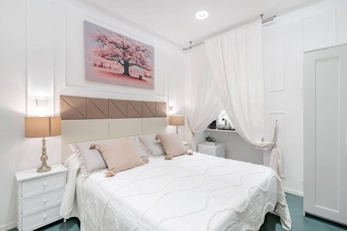 Luxury Room | In-room safe, desk, soundproofing, iron/ironing board