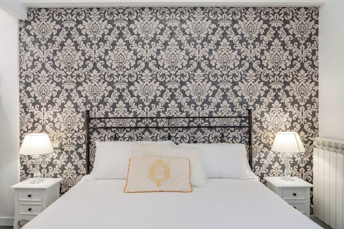 Comfort Double Room | In-room safe, desk, soundproofing, iron/ironing board