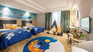 A hotel room with two beds, a mural, a tent, and a desk with a lamp. - Jiagao Business Hotel(FoShan NanHai WanKe) (Foshan)