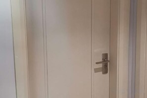 Eine geschlossene Tür mit Griff und Schlüsselloch.