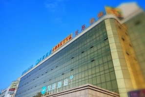 A modern hotel building with a prominent sign indicating it is a hotel. - HanTing Hotel (Zhuhai Jinwan Airport) (Zhuhai)