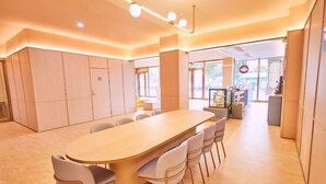 A modern conference room with a long table and chairs, large windows, and a bright interior. - HanTing Hotel (Zhuhai Jinwan Airport) (Zhuhai)