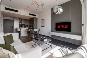 Smart TV - Stylish 1BR with Dubai Skyline & Burj Khalifa View (Dubai)