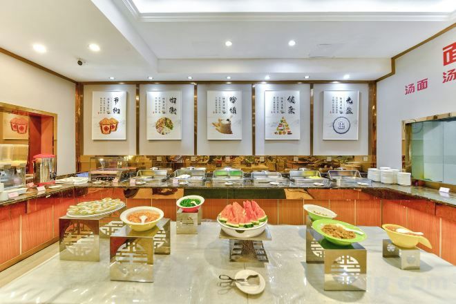 Disposição de buffet com diversos alimentos e decoração asiática tradicional.