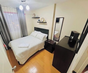 1 habitación, tabla de planchar con plancha, wifi gratis y ropa de cama 
