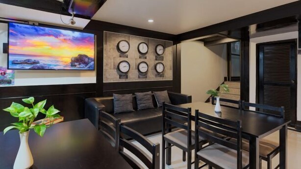 Lobby-lounge