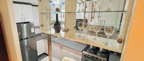 Mikrobølgeovn, køkkentøj/tallerkener/redskaber