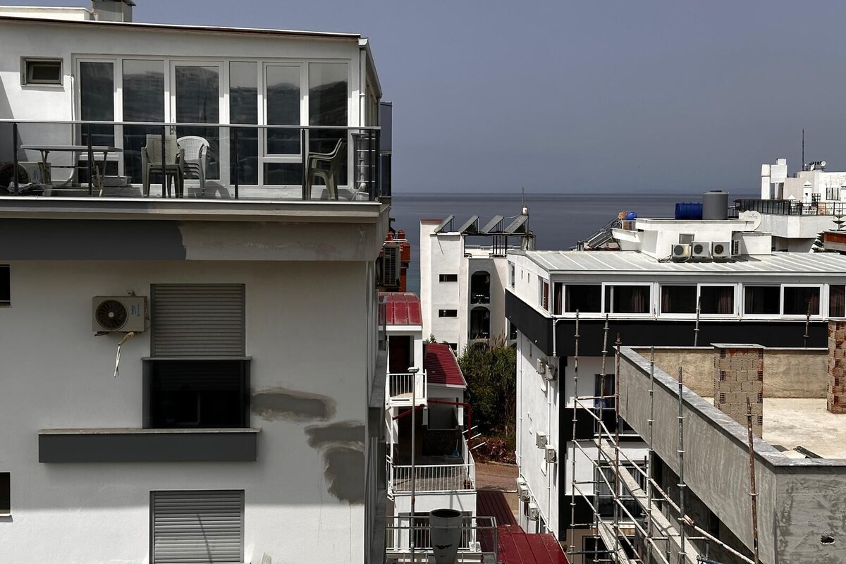 Un immeuble à plusieurs étages doté de balcons donnant sur une étendue d’eau.