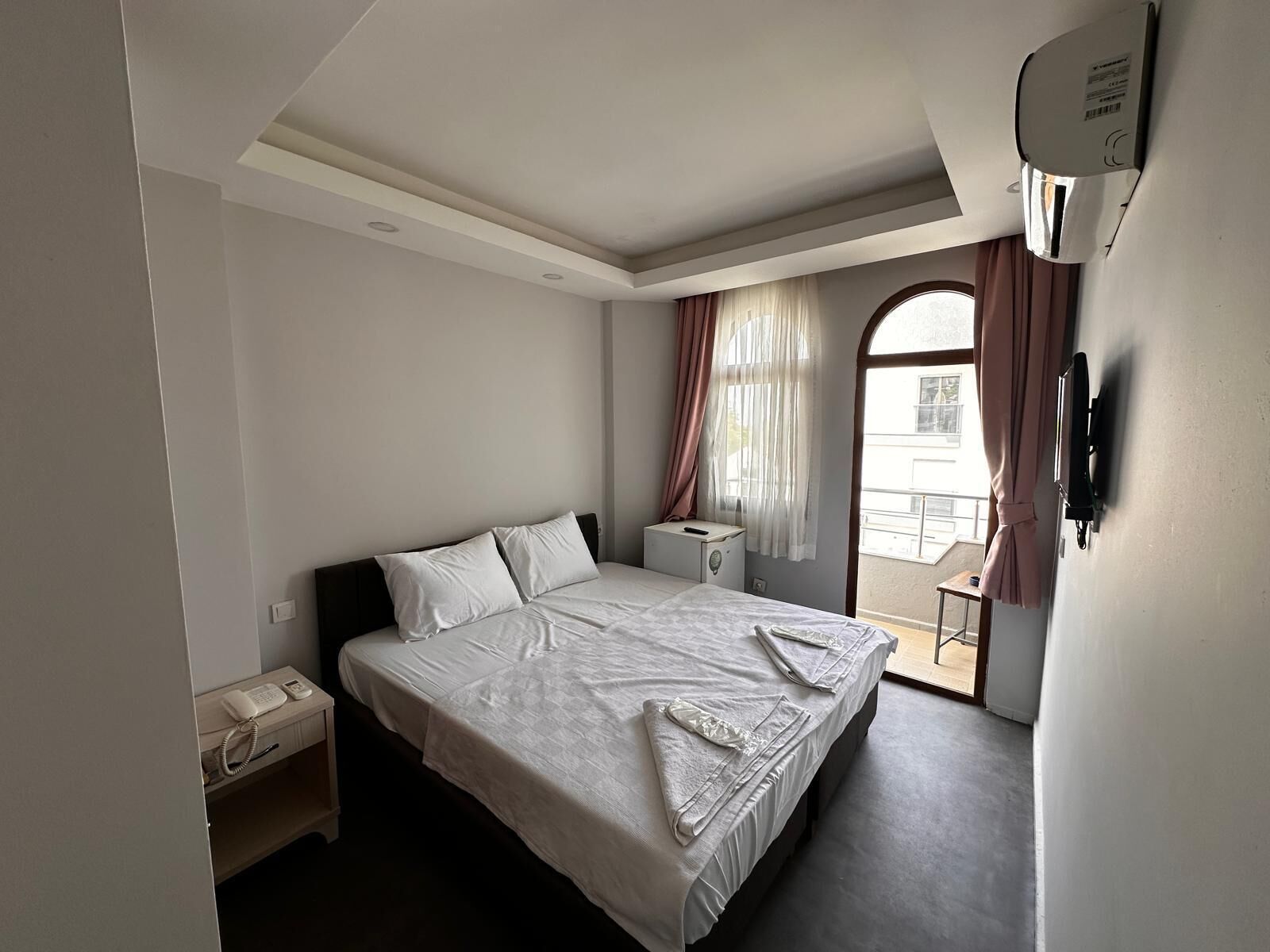 Klassieke kamer, balkon, gedeeltelijk uitzicht op zee