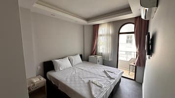 Habitación clásica, balcón, vista parcial al mar