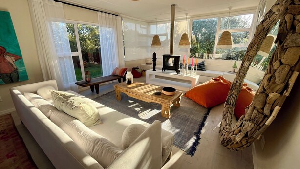 Smart TV, fireplace - Adorable Beach cottage in Noordhoek within walking distance of beaches and bars (Cape Town)