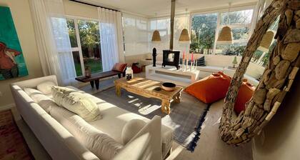 Adorable Beach cottage in Noordhoek within walking distance of beaches and bars