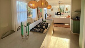 Microwave, oven, stovetop, dishwasher - Adorable Beach cottage in Noordhoek within walking distance of beaches and bars (Cape Town)