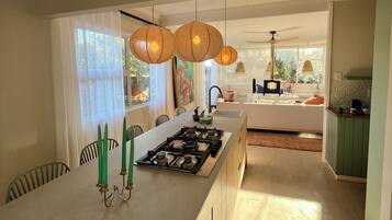 Een magnetron, een oven, een kookplaat, een vaatwasser